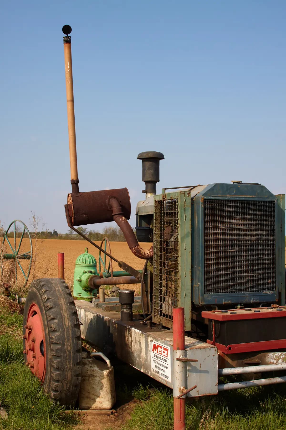 Bomba de irrigação em reboque junto a um campo cultivado perto de Herxheim, Alemanha