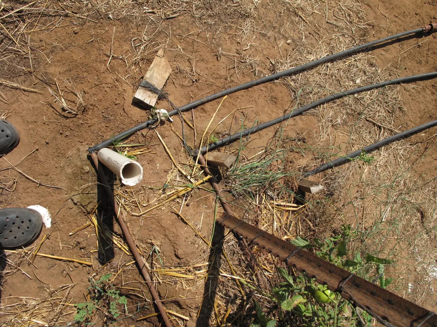 Agricultural Irrigation Pipes: Uncoil and Route PE Without Sharp Bends